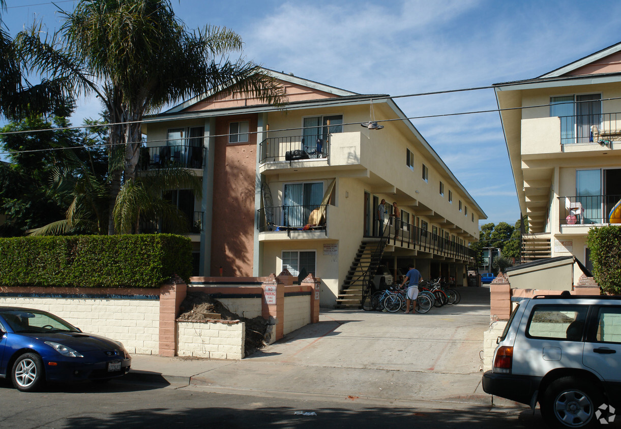 Building Photo - The Laguna Apartments