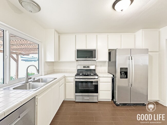 Building Photo - Spacious 3BR/2BA Home with 2-Car Garage in Lake Forest, CA – Great Location