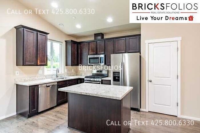 Foto del edificio - 4-bedroom Lynnwood gem near shops and rest...