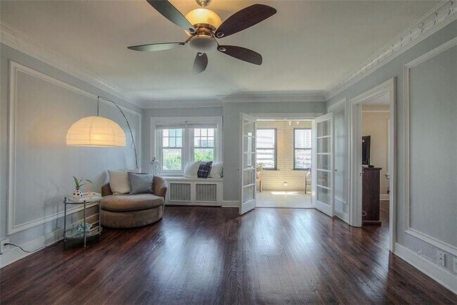 Building Photo - Updated Unit in Great Plaza Location!
