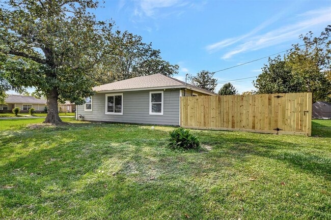 Building Photo - 6961 Peyton St