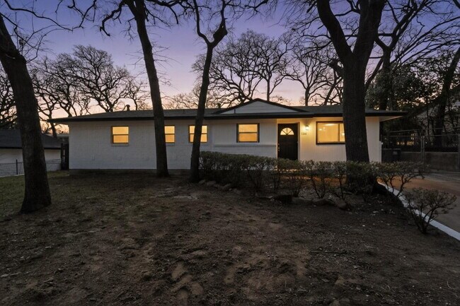 Building Photo - Charming 3-Bed Near TCU