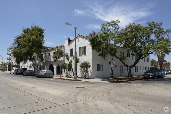 Building Photo - 823 Gower St