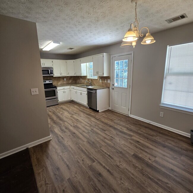 Building Photo - "Charming 4-Bed Oasis with Granite Countertops on Pebble Creek Drive, McDonough!"