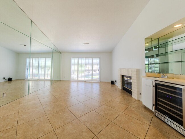 Foto del edificio - Sought after 2 bedroom 2 bath upstairs con...