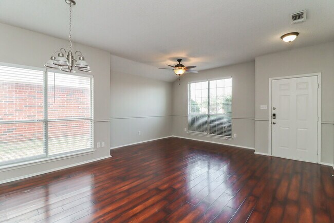 Foto del edificio - 208 Rosewood Ln