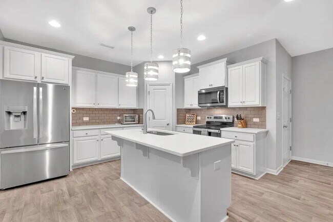 Building Photo - Room in 3 Bedroom Townhome at Whistling Te...