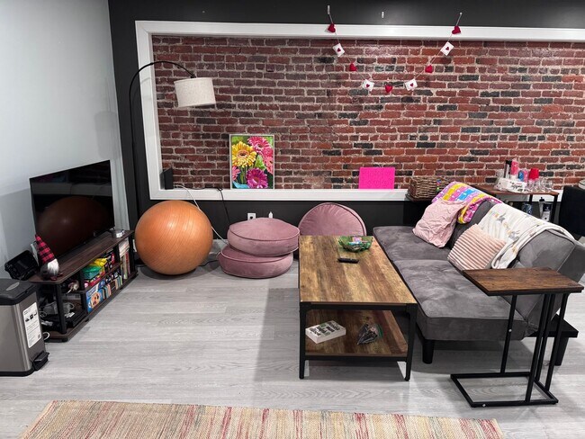 Building Photo - NEW RENOVATION 3BED / 2BATH IN WASHINGTON ...
