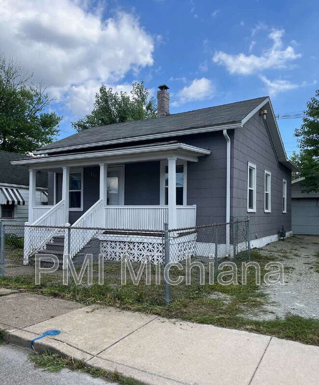 Building Photo - 711 W 5th St