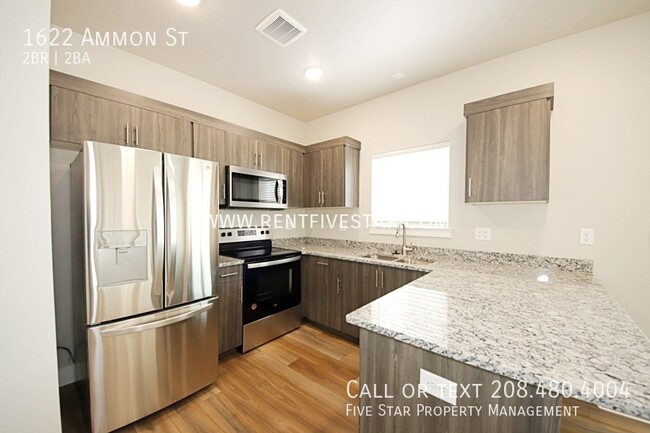 Building Photo - Stunning 2 Bedroom End Unit Townhome, Buil...