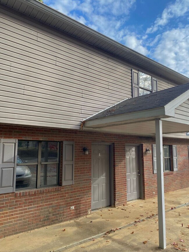 Foto del edificio - Charming South Campus Place Townhome!