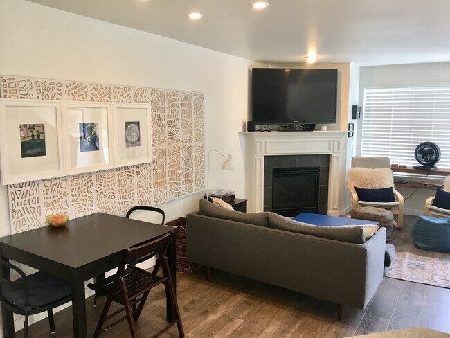 Foto del edificio - Stylish Townhome in Broadview