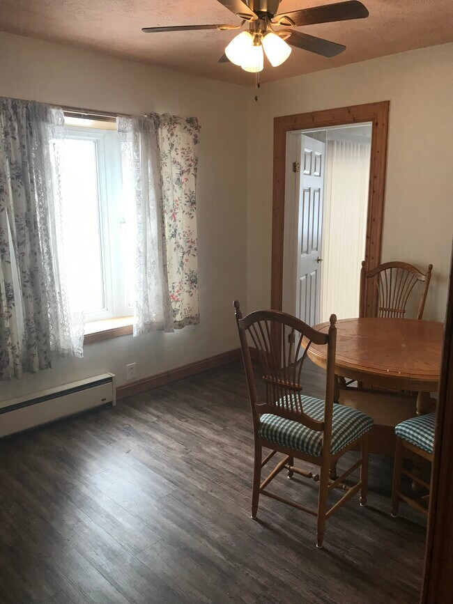 Comedor con mirador - 902 S Lundstrom St