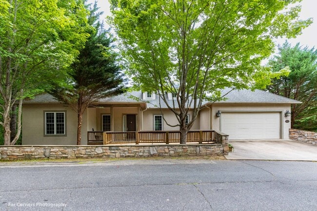 Building Photo - 370 Country Club Dr