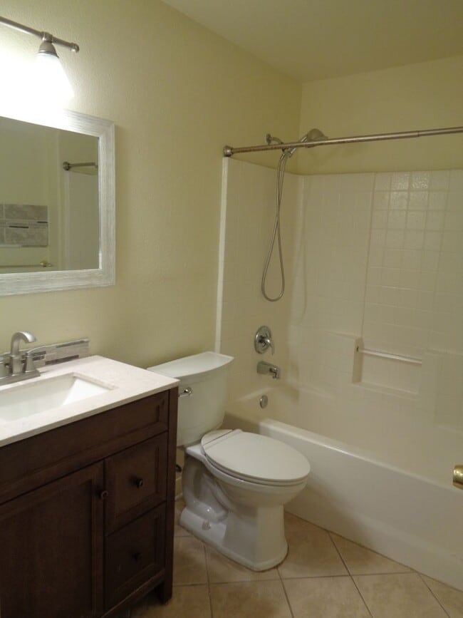 Building Photo - Spacious 5-Bedroom Home with Fenced Backya...