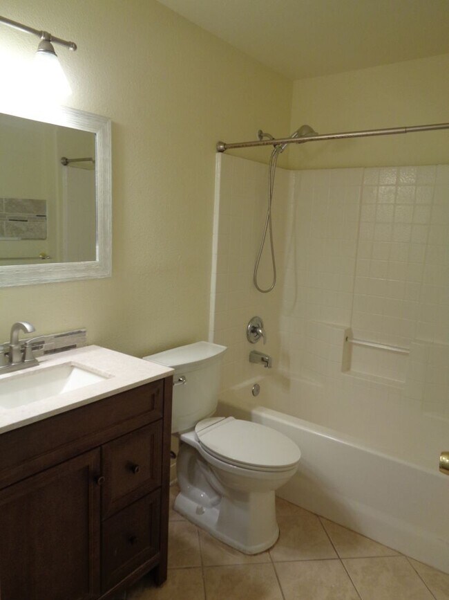 Foto del edificio - Spacious 5-Bedroom Home with Fenced Backya...