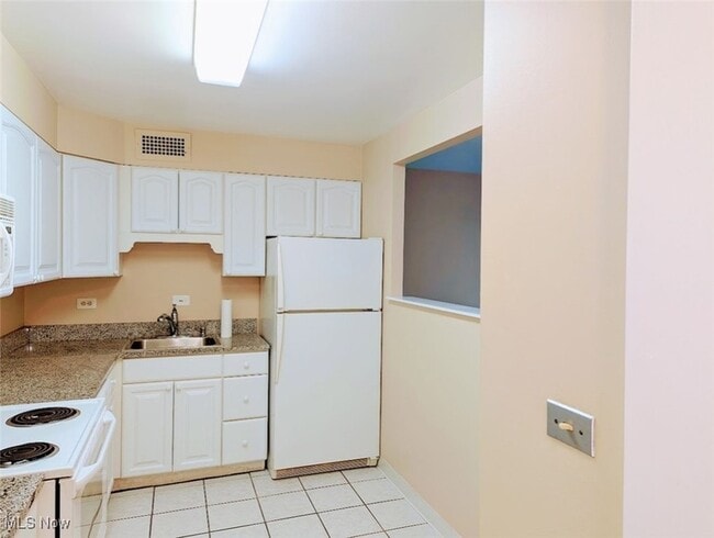 Foto del edificio - 12700 Lake Ave