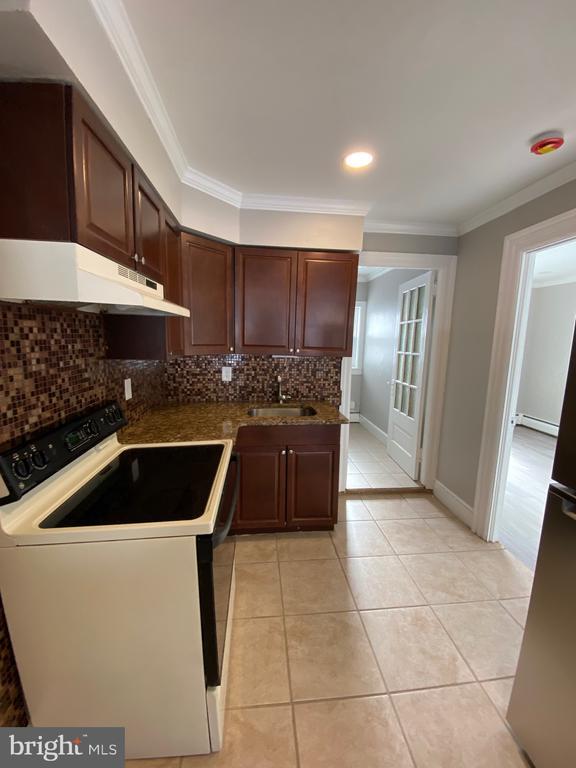 Building Photo - 454 Walnut St