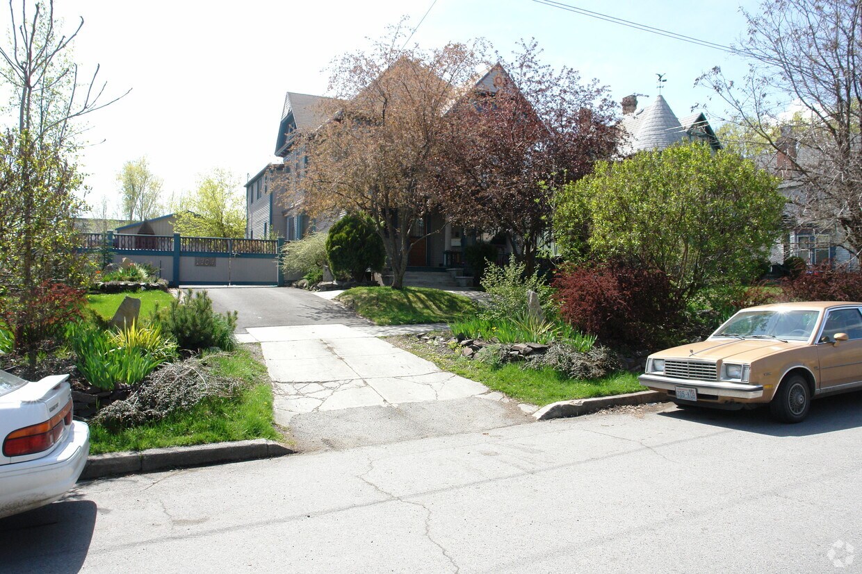 Building Photo - 1707 W Pacific Ave