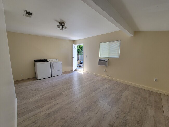 Firmar - 6251 Canby Ave