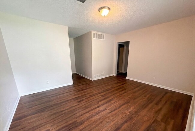 Building Photo - 1502 Rolling Hills Dr
