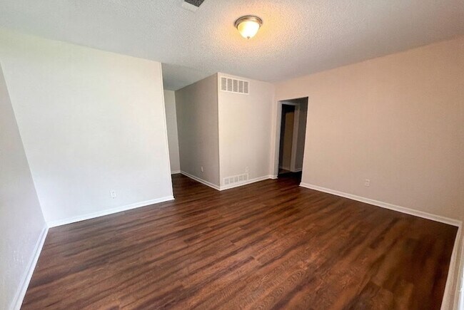 Foto del edificio - 1502 Rolling Hills Dr