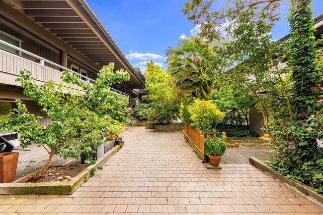 Foto del edificio - 970 100th Ave NE