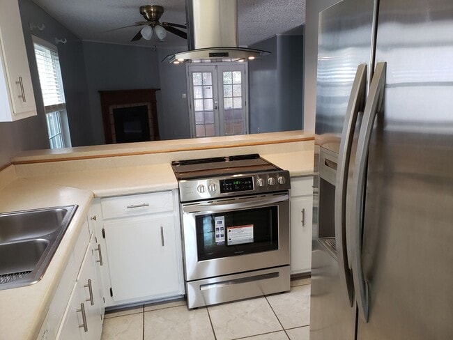 Foto del edificio - Totally Renovated 2 Bed/2 Bath Condo Near Walmart, Shopping, Airport, Mall, & Park!