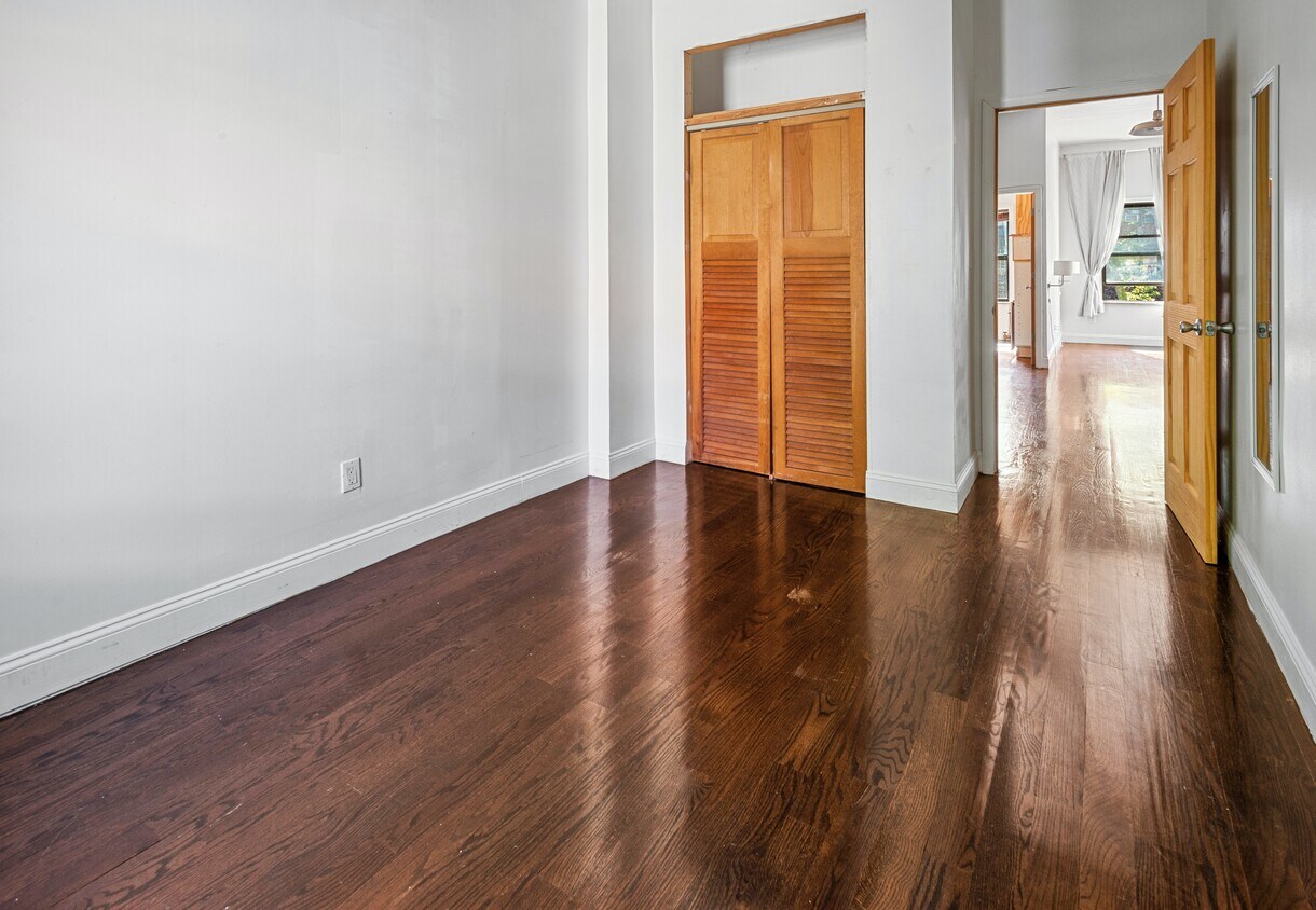 Building Photo - Spacious and Sunny 2 Bedroom