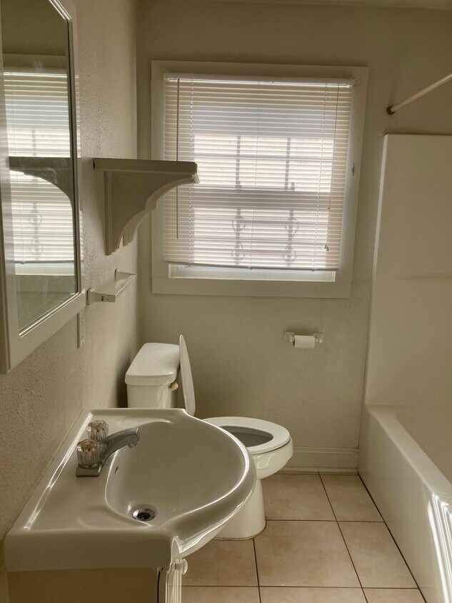 Bathroom - 4923 Western St
