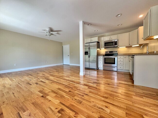 Foto del edificio - Bright second floor two bedroom one bath apartment