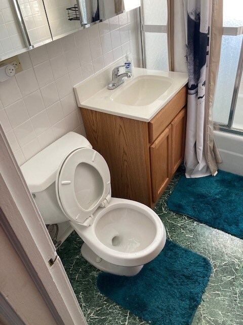 Baño - 5446 N Elston Ave