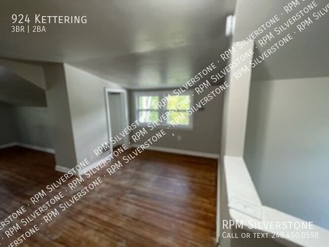 Building Photo - Spacious 3-bedroom