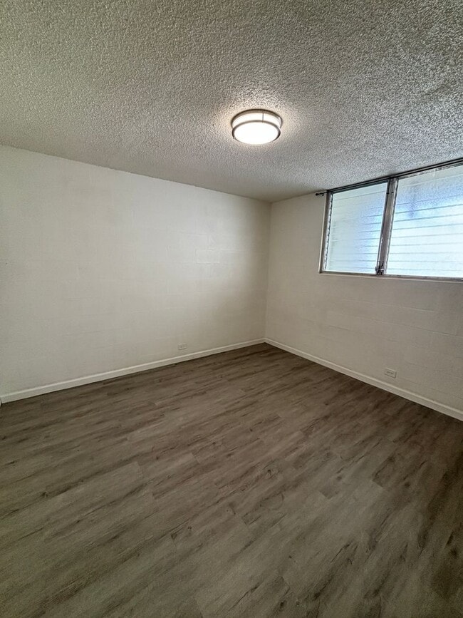Foto del edificio - Kapalama - 1 Bdrm/1 Bath - Kalani St - $1,400