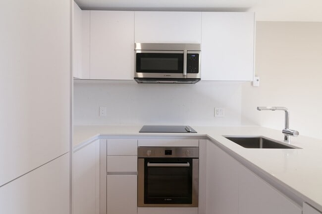 Building Photo - 1550 Avenue Filion