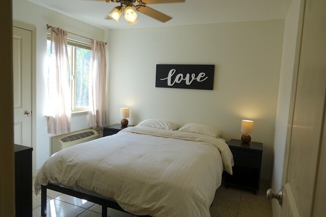 Foto del edificio - 3 bedroom, 1.5 bathroom furnished condo at...