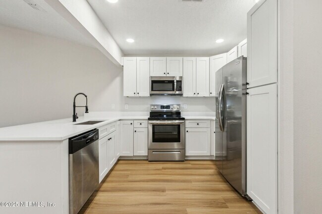 Foto del edificio - 3801 Crown Point Rd
