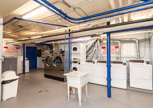 Building Photo - 846 West Ainslie-P3