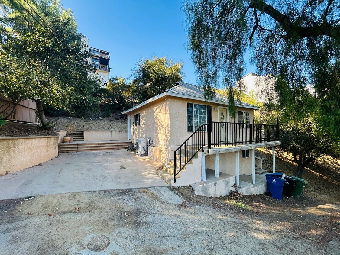 Primary Photo - Hillside Home In Woodland Hills Cozy and S...