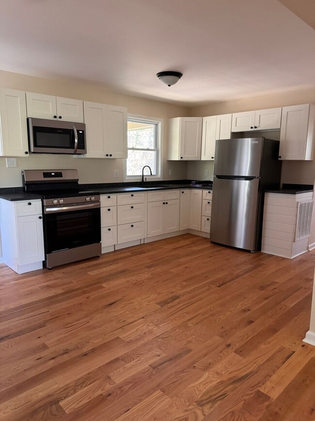 Foto del edificio - 3 Bedroom || 1 Bathroom - Single Family Home