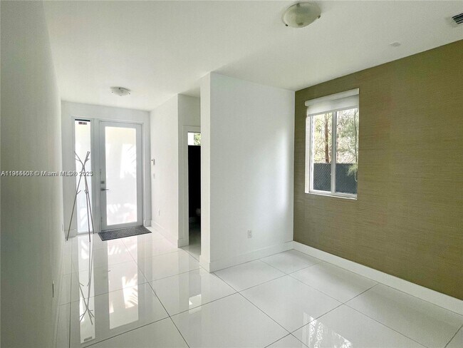 Foto del edificio - 6855 NW 103rd Ave