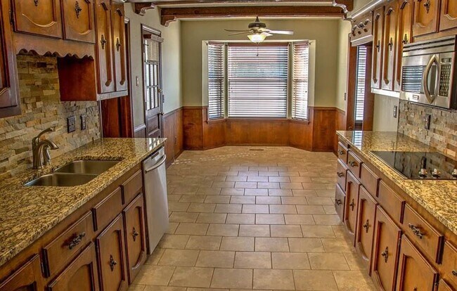 Building Photo - 3 Bed 2 Bath 2 car garage