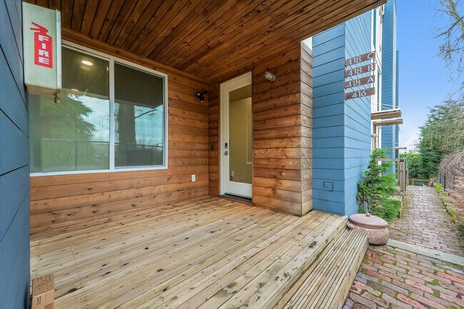 Building Photo - 418 19th Ave E
