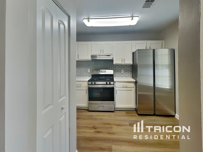 Building Photo - 409 Water Oak Way SW