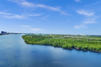 Building Photo - 500 Bayview Dr