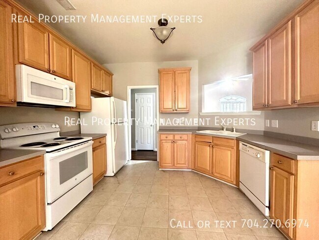 Foto del edificio - 10001 Glencrest Dr