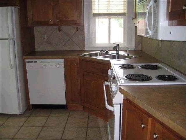 Kitchen - 175 Broadway Ave