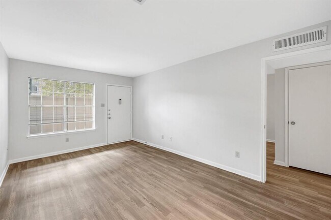 Building Photo - 845 Augusta Dr