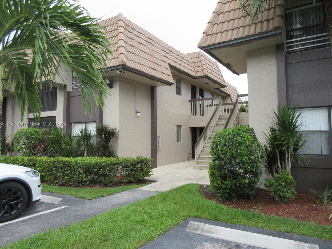 Primary Photo - 10710 Royal Palm Blvd