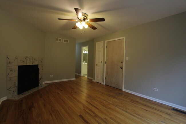 Building Photo - 1078 N Hermitage Ave